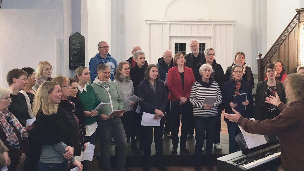 Der Projektchor bei der Generalprobe in der Kirche vor dem Sonntagsgottesdienst.  © Foto: Wündisch-Konz