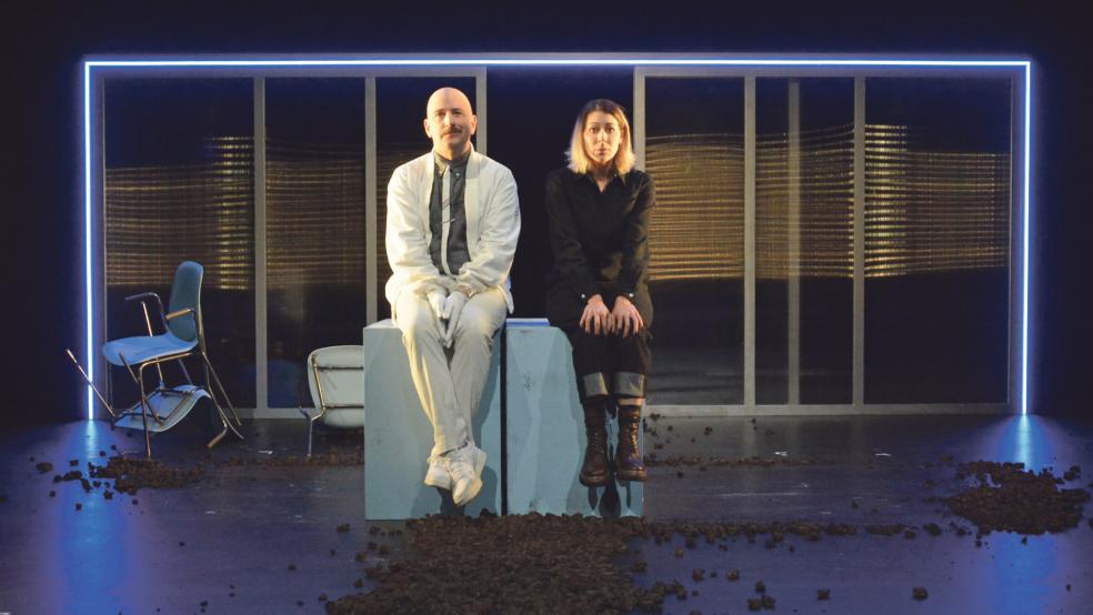 Kampf gegen die »Methode«: Im Bild eine Szene mit Stefan Faupel und Hannah Sieh.  © Foto: Landesbühne/Axel Biewer