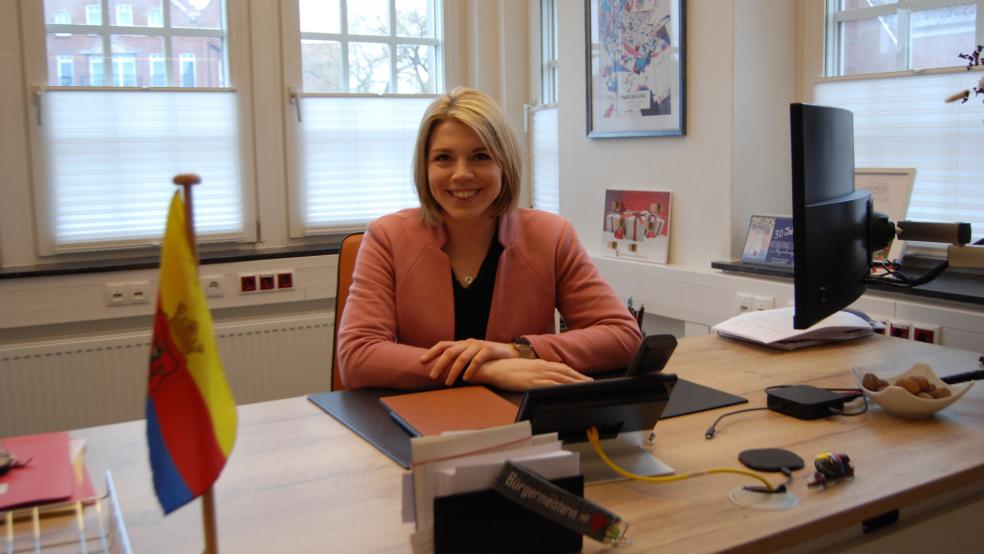 Als Bürgermeisterin von Papenburg sieht Vanessa Gattung ihre Arbeit von einem »anhaltenden Krisenmodus« bestimmt. Das hindert sie allerdings nicht daran, Projekte wie ein Freizeitbad zu planen, das erst weit nach Ende ihrer derzeitigen Amtszeit gebaut werden dürfe. Eine Frau mit Perspektiven. © Hoegen