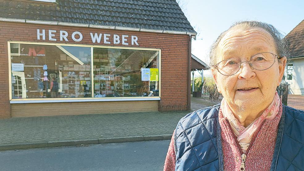 Das Schuhgeschäft in ihrem Heimatort Ditzumerverlaat, mit dem sich ihr Ehemann Hero vor 63 Jahren selbstständig machte, öffnet die 92-jährige Gerta Weber noch immer jeden Morgen.  © Foto: Szyska