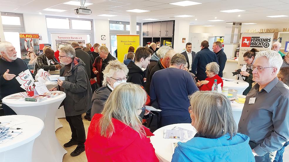 Auf gute Resonanz stieß die Ehrenamtsmesse in Bunde. Viele nutzten die Gelegenheit, sich über die Angebote in der Gemeinde zu informieren.  © Foto: Landkreis Leer