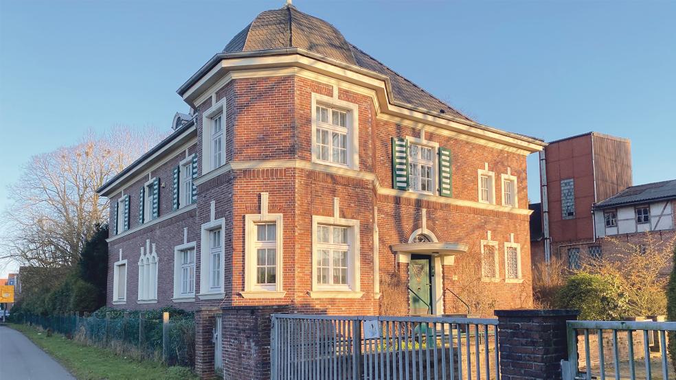 Steht zum Verkauf: Die Villa Ecks am Stadteingang von Weener an der Bundesstraße 436.  © Foto: Hanken