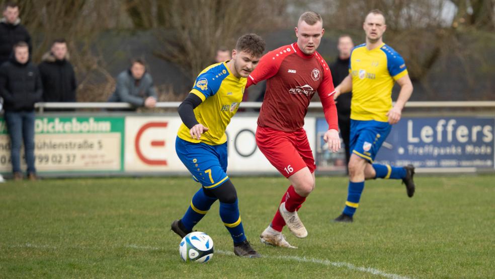 Heiko Reinders (am Ball) holte sich im Derby die fünfte Gelbe Karte ab, Jonas Reck verpasste sein erstes Tor für Bunde II in der zehnten Minute nur knapp.  © Foto: Zuidema