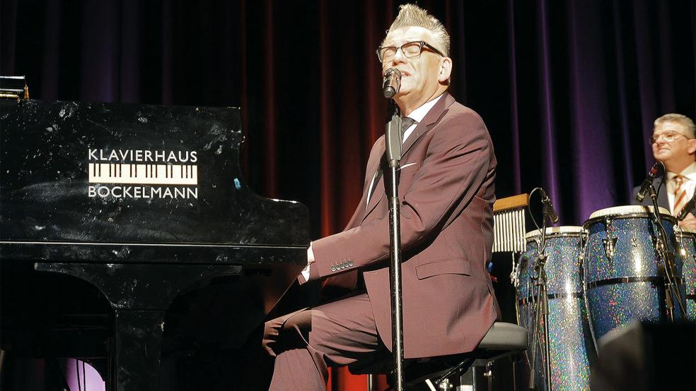 Die gepflegte Tolle ist sein Markenzeichen: Götz Alsmann sang über die Liebe.  © Foto: Ammermann