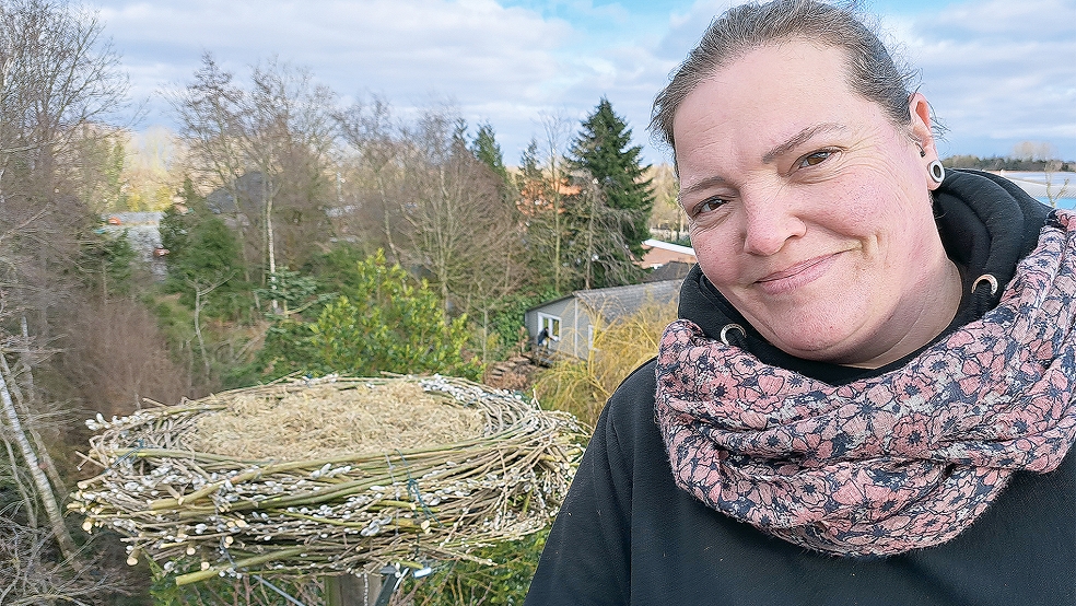 Die Storchenbeauftragte Yvonne Gosseling aus Vellage sorgte dafür, dass Meister Adebar in Bunde ein neues Nest beziehen kann.  © Szyska