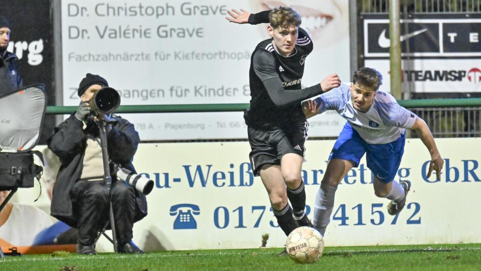 Steffen Wranik (links) und der SC Spelle-Venhaus besiegten Niklas Jansen und Blau-Weiß Papenburg mit 4:1.  © Foto: Bruins