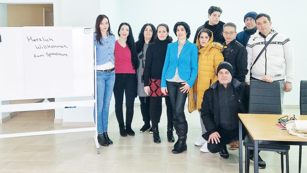 Im Schul- und Kulturzentrum an der Neuen Straße ist jetzt ein Sprachkurs gestartet. Die Teilnehmer würden sonst »aus dem Raster fallen«, kritisiert Hauptdozentin Naima Michel (Vierte von links).  © Foto: privat