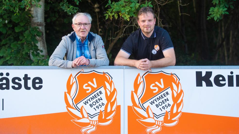 Helmut Tjabben (links) als Kassenwart sowie Uwe Swart als 1. Vorsitzender wurden ebenso wiedergewählt wie alle anderen Vorstandsmitglieder. © privat