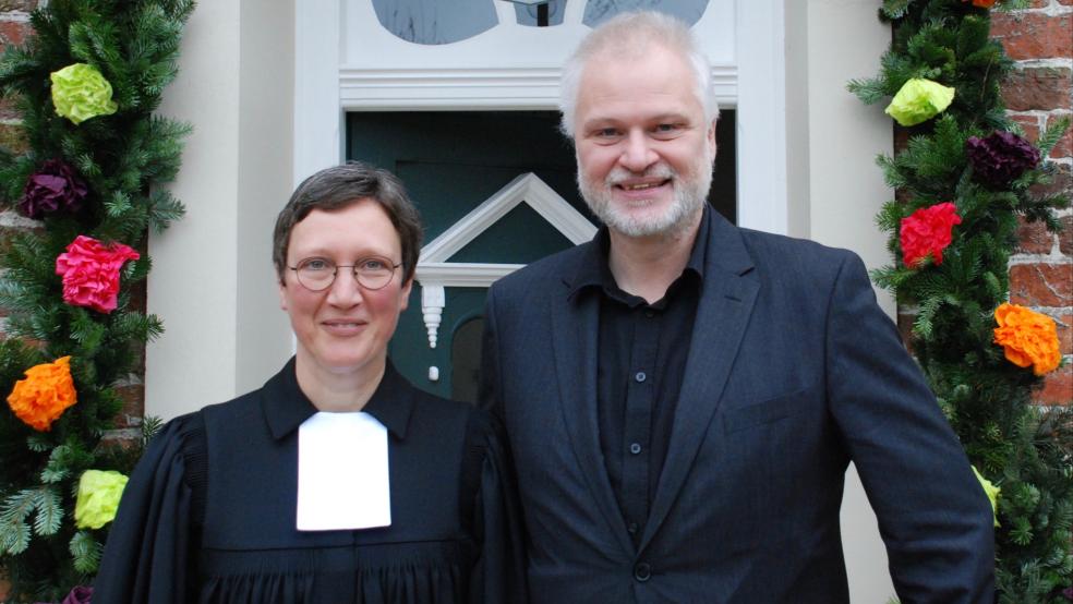 Pastorin Barbara Wündisch-Konz und Ehemann Ralf Buchholtz wurden am 6. Januar 2019 von der Kirchengemeinde Stapelmoor im historischen Pfarrhauses von 1429 willkommen geheißen. Nun will sie Stapelmoor wieder verlassen. © Kuper