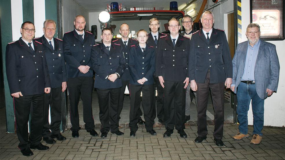 Die Feuerwehrspitze und Gäste (von links): Stadtbrandmeister Jörg Fisser, der stellvertretende Stadtbrandmeister Helmut Erfkamp, Ortsbrandmeister Martin Auen, der stellvertretende Ortsbrandmeister Matthias Müller, Ronald Drewes, Elin Swart, Markus Haseborg, Jens Haseborg, Bürgermeister Heiko Abbas, Harm Oltrop und Ortsvorsteher Hinrich Sap.  © Foto: Feuerwehr/Rand