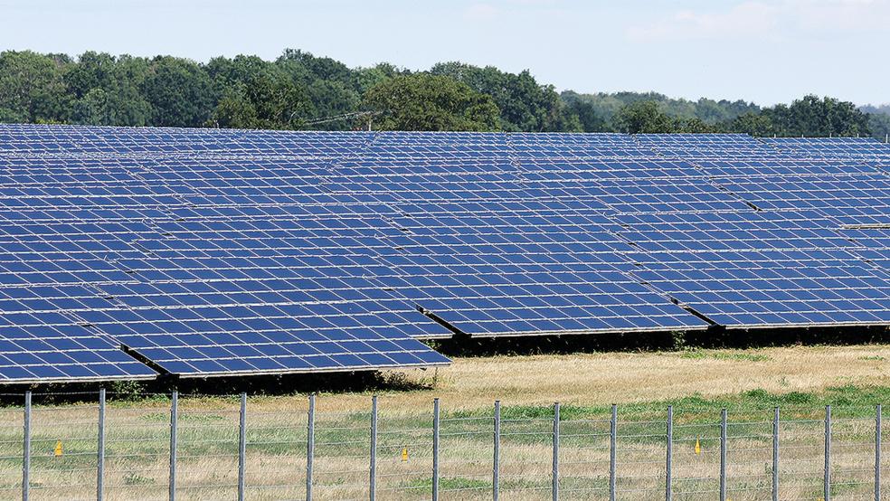 Photovoltaik-Anlagen auf Freiflächen dürften auch bald das Bild im Stadtgebiet von Weener mit prägen.  © Foto: dpa