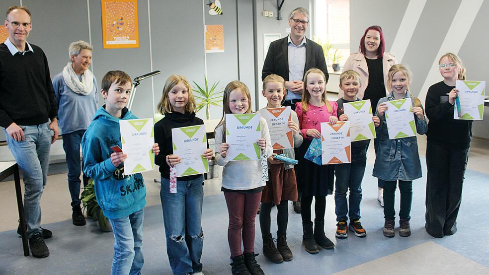 Schulleiter Thomas Stern und die Jury mit Bärbel Zoschke, Heiko Abbas und Sarah Möhlmann (hinten, von links), freuten sich über die Lesekünste von Mirco Hövermann (von links), Mirja Barkhoff, Isabelle Siemers, Mira Wübbena-Mecima, Marie Streunding, Jan-Eike Barth, Klara-Marie Krüger und Malouna Meyer.  © Foto: Berents
