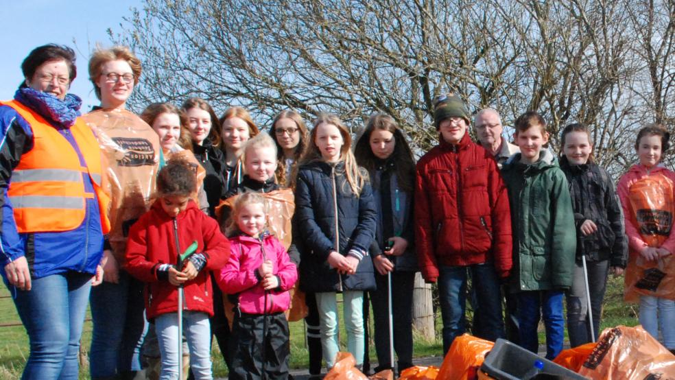 Entlang der Schoofslohne zwischen Tichelwarf und Boen sammelten Heike Yzer (links) und ihre Helferinnen und Helfer von der Kinderturngruppe des TuS Holthusen im April 2018 fleißig Müll.  © Archivfoto: Kuper