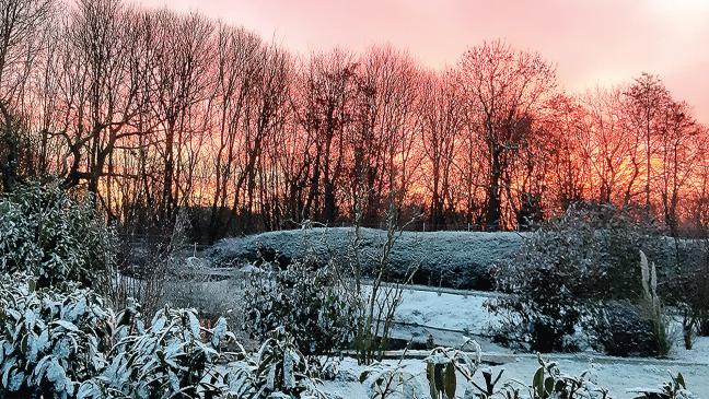 Winter verabschiedet sich mit rot-weißem Gruß