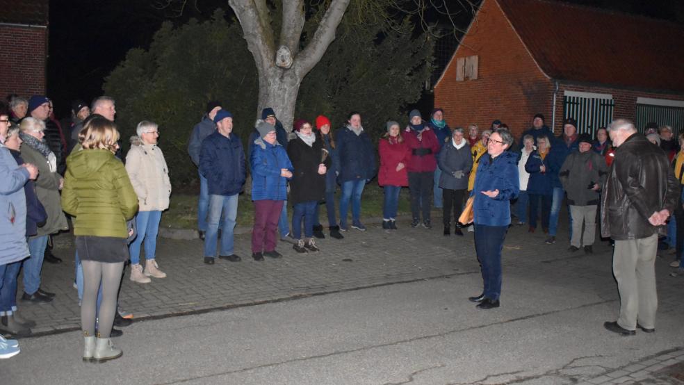 Pastorin Barbara Wündisch-Konz und Ehemann Ralf Buchholtz wurden auf dem Weg zur Sitzung des Kirchenrates von etwa 150 Demonstranten mit Beifall begrüßt. © Kuper
