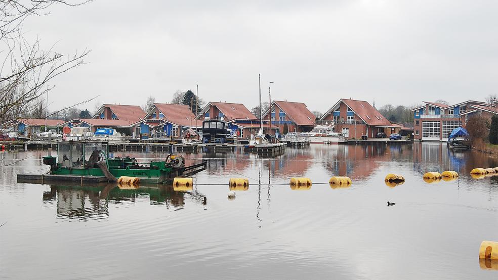 Der Saugbagger »Augusta« legte gestern Mittag eine Arbeitspause ein - weil Schiffe geschleust wurden, konnte nicht gebaggert werden.  © Foto: Hoegen