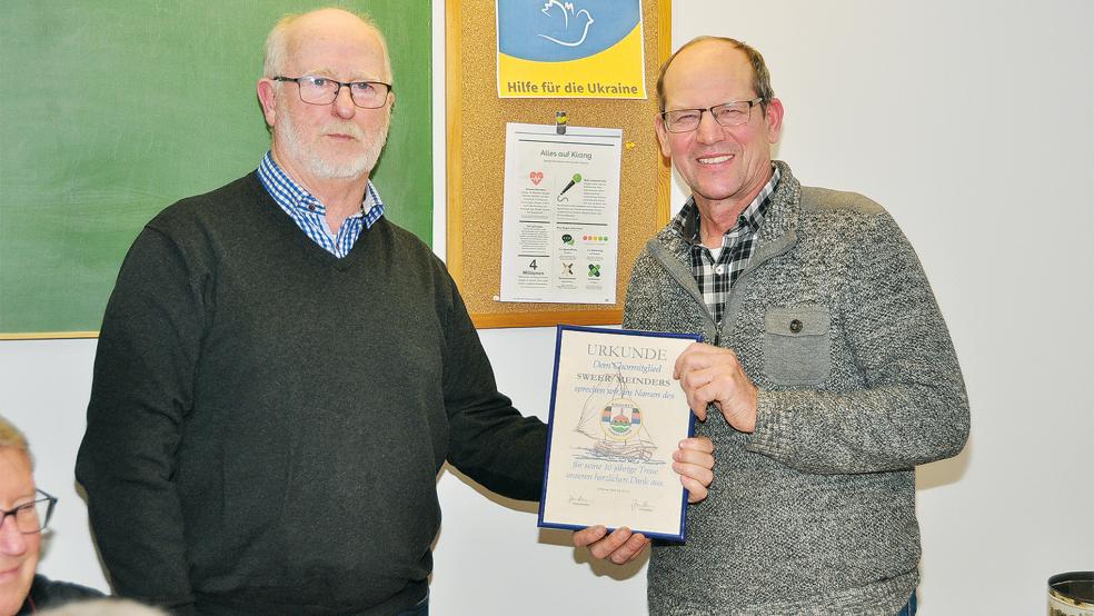 Sweer Meinders (rechts) wurde von Jann Bronn für zehn Jahre Mitgliedschaft im Shanty-Chor geehrt.  © Foto: Wolters