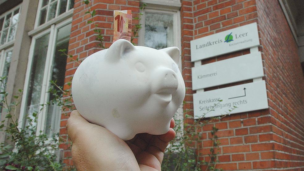 Dass der Landkreis kein Geld ins Sparschwein stecken kann, hängt auch mit steigenden Personalkosten zusammen.  © Foto: Szyska