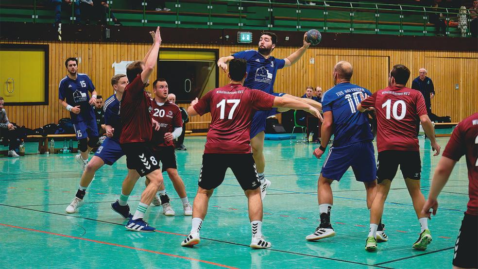 Im Hinspiel unterlagen Malte Löning (am Ball) und der TuS Holthusen mit 22:30 gegen den Wilhelmshavener HV III.  © Foto: Bruins