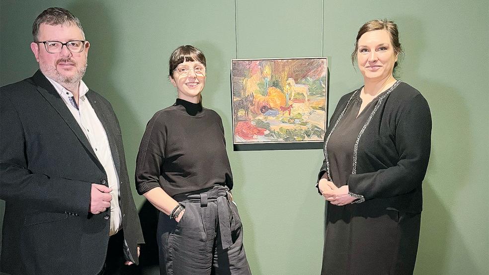 Zur Neupräsentation der Sammlung übergab Andrea Berghausen-Dirks, Co-Vorsitzende der Freunde der Kunsthalle (Mitte), das Bild »Pferdespielzeug« an Lisa Felicitas Mattheis, wissenschaftliche Direktorin, und Michael Kühn, kaufmännischer Direktor der Kunsthalle Emden.  © Foto: Kunsthalle