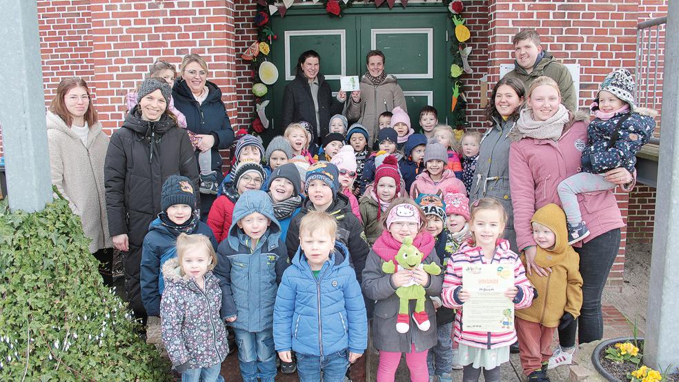 Die Mädchen und Jungen der Kindertagesstätte in Midlum bekamen am Donnerstag das Zertifikat über eine erfolgreiche Teilnahme am AOK-Programm »JolinchenKids« überreicht. Teilgenommen haben auch die Krippe in Midlum, die Außenstelle der Kita in Jemgum und die Krippe in Jemgum.  © Foto: Busemann