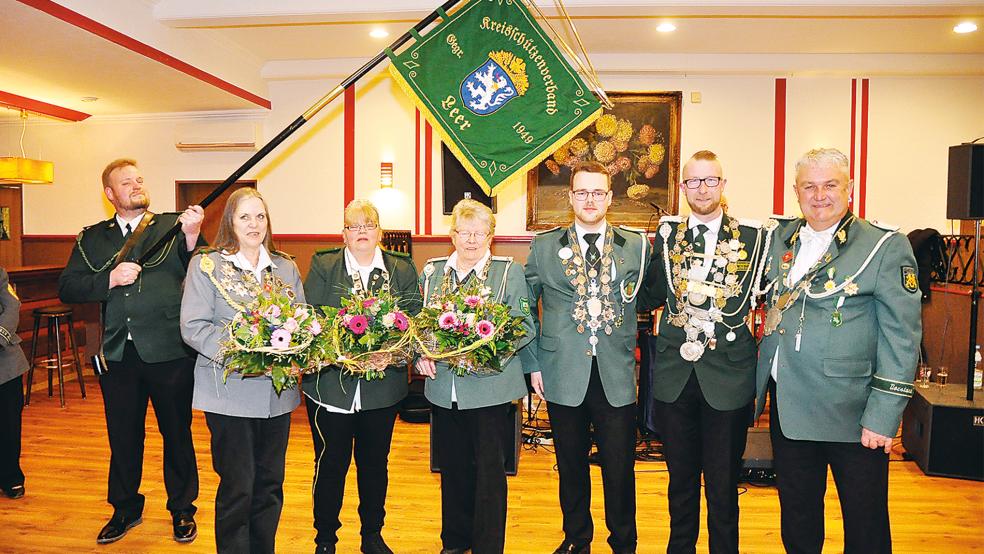 Im Saal des »Deterner Krug« wurden die beiden neuen Kreis-Königshäuser der Schützen bekannt gegeben.  © Foto: Wolters