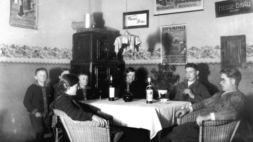 Familie Klinghagen im Schankraum (1930): In der Gastwirtschaft mit Bäckerei und Kolonialwarenladen gab es das erste öffentliche Telefon auf dem Polder. Die Söhne Johann und Gerd Klinghagen führten das elterliche Geschäft noch bis 1959 weiter. Anschließend übernahmen Jan und Margarete Vierkant bis zur Schließung 1997 den Betrieb. © Foto: Sammlung de Boer/Labus