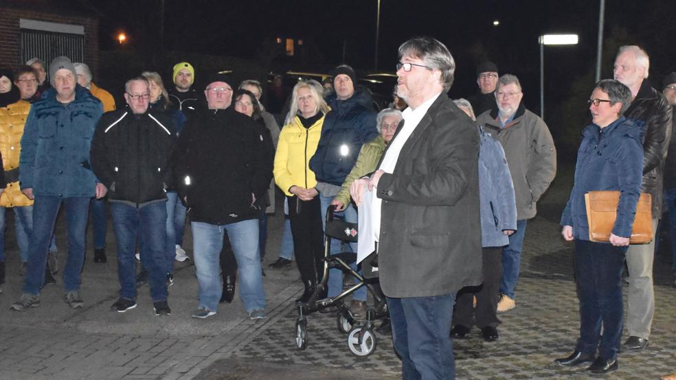 Bereits vor der »Krisensitzung« am Mittwoch in der Alten Schule Stapelmoor gab Präses Ard Nap (im Vordergrund) den Teilnehmern der Kundgebung vor dem Gebäude die Einberufung einer Gemeindeversammlung für den 26. März bekannt.  © Foto: Kuper