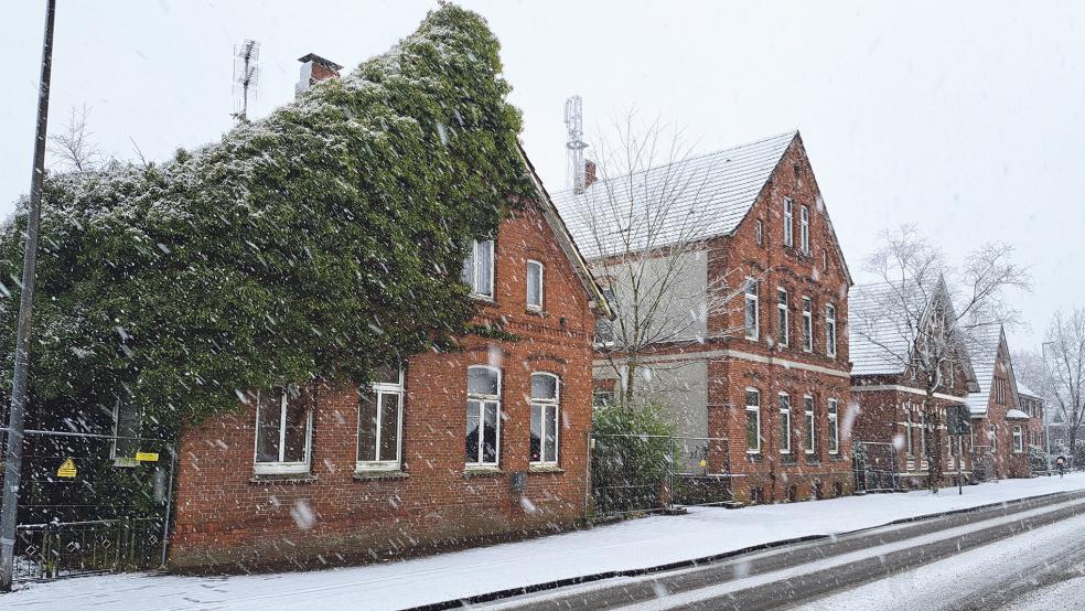 Das Schneetreiben kann den schlechten baulichen Zustand der leerstehenden Häuser an der Ubbo-Emmius-Straße in Leer nicht verdecken.  © Foto: Szyska