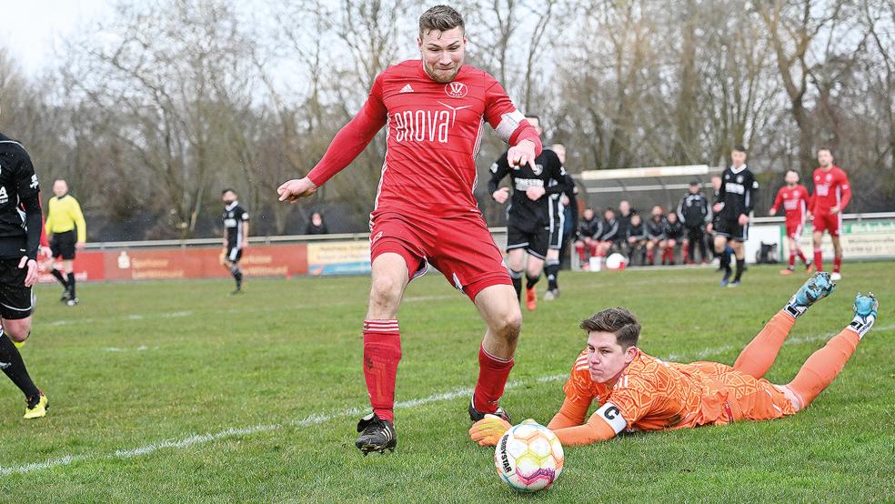 Eike Schmidt vom TV Bunde ist mit 20 Toren in der Bezirksliga der gefährlichste Stürmer im Rheiderland. Gegen TuRa 07 West- rhauderfehn ihm jedoch keins gelingen.  © Foto: Bruins