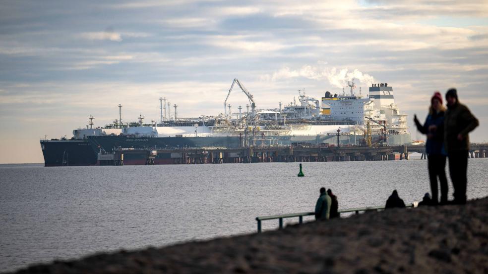 Das mit verflüssigtem Erdgas beladene Tankschiff »Maria Energy« (hinten) liegt am schwimmenden Terminal in Wilhelmshaven. Es war am 3. Januar der erste Tanker mit einer vollständigen Ladung Flüssigerdgas (LNG), der dort ankam. © Schuldt (dpa)