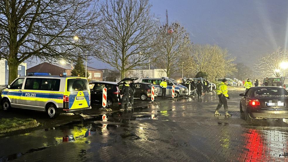 Bei der Großkontrolle in Georgsheil stellten die Beamten bei 183 kontrollierten Fahrzeugen und Personen 75 Verstöße fest. © Polizei