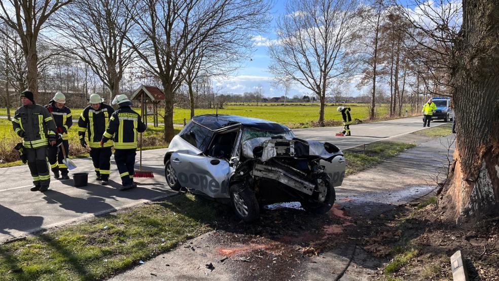 Der junge Mann musste aus dem stark deformierten Fahrzeug befreit werden. © Feuerwehr
