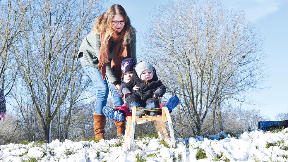 Mit einem leichten Schubs von Mama Ina Leissen starteten Mia und Moritz ihre Rutschpartie auf Kufen.  © Foto: Kuper