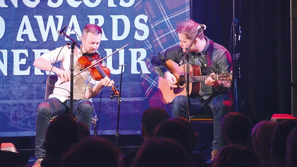 Graham Mackenzie (Geige) und Innes White (Begleitgitarre) begeisterten das Publikum gleich zu Beginn des Konzertes.  © Foto: Ammermann