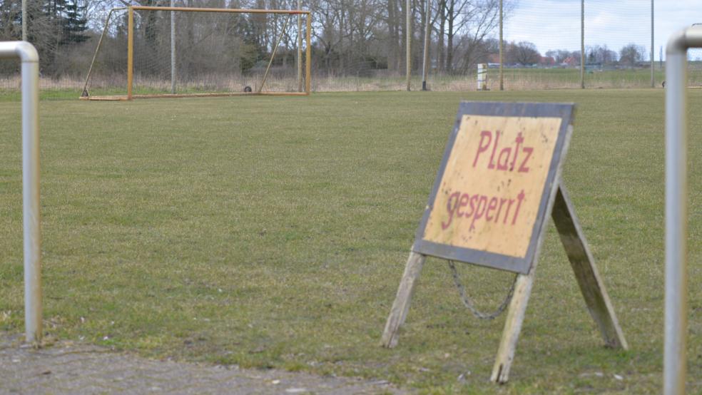 Der B-Platz in Jemgum wurde gesperrt. Das Spiel der 1. Damen fiel aus.  © Foto: Born