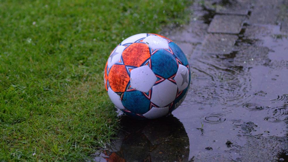 Viele Fußball-Spiele in der Region könnten ins Wasser fallen. © Born