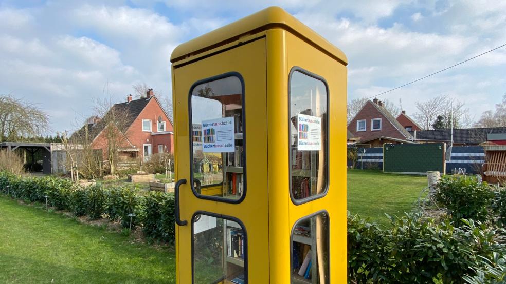 Eine ausrangierte Telefonzelle, die - wie auf unserem Beispielbild aus Kirchborgum - als Bücherschrank genutzt wird, ist in Westrhauderfehn beschädigt worden. © Hanken