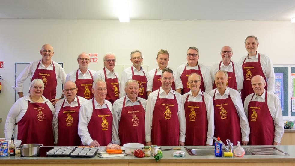 Der VHS-Kurs »Kochen für Männer« in Weener ist wohl einmalig in Deutschland. Aktiv sind derzeit (oben von links) Jan Bruins, Alfred Meijer, Werner Krüger, Menno Lokers, Heinz Vry, Kurt Radtke, Werner Stoffers und Jan Bußmann sowie (unten von links) Gruppenleiterin Barbara Kaan und Arnold Ubbens, Udo Engels, Hermann Jans, Norbert Loger, Klaus Schulz, Steffen Bruns und Gründungsmitglied Bernd Müller.  © Foto: Bruins