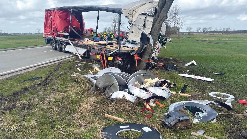 Der Sattelzug wickelte sich bei dem Unfall regelrecht um einen Baum.  © Foto: Feuerwehr Brookmerland