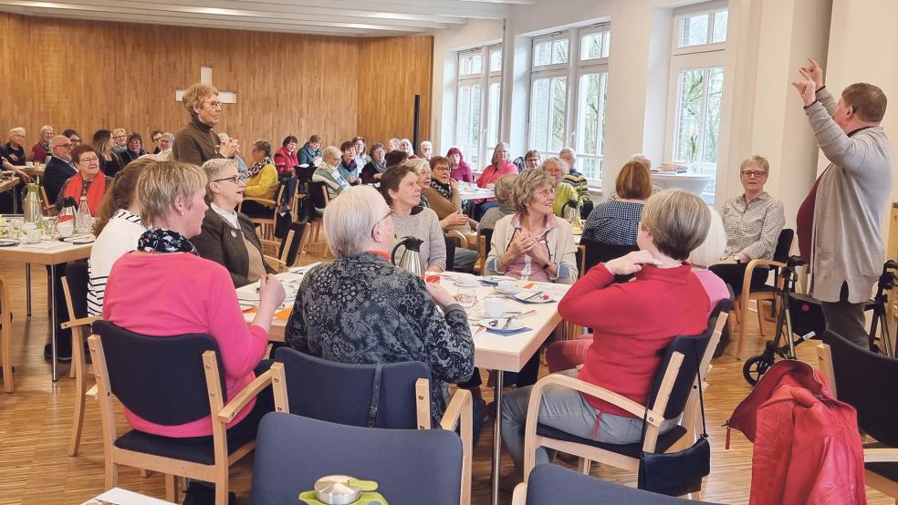 Schwungvoll eröffnet wurde das Frauen-Frühstückstreffen des lutherischen Kirchenkreises Emden-Leer, das im Rahmen der Frauenwochen im Landkreis Leer stattfand, unter der musikalischen Leitung von Christa Pollmann-Busch.  © Foto: Dübbel (Kirchenkreis)