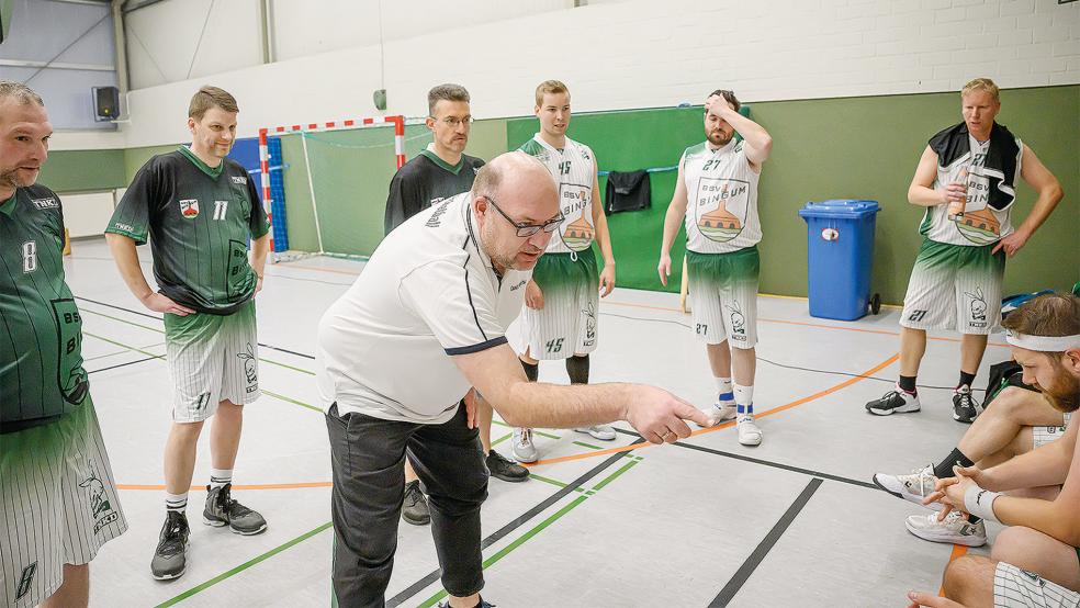 BSV-Coach Michael Veenhuis (Mitte) ist zufrieden mit der Saison seiner Mannschaft.  © Foto: Bruins
