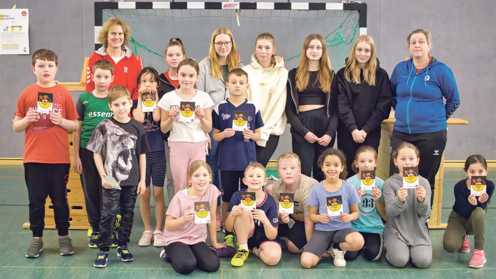 Ingrid Yzer (hinten links) und Silke Freese (hinten rechts) verhalfen mit Unterstützung durch Schülerinnen der Oberschule Bunde sechs Grundschulklassen dazu, den »Hanniball-Pass« zu absolvieren.  © Fotos: Jungeblut