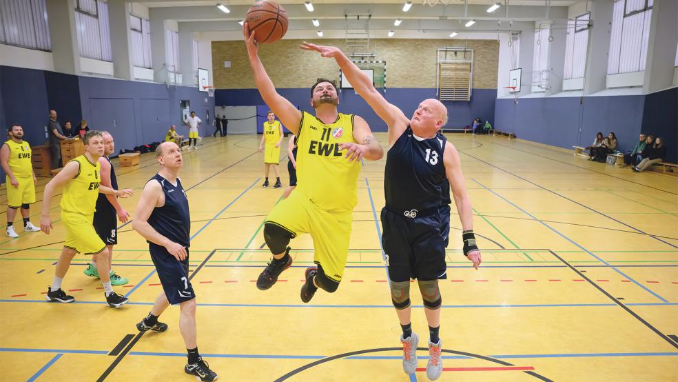 Jochen Poelmann (am Ball) steigt hier höher als sein Gegenspieler. Er erzielte neun Punkte für den TuS Weener.  © Foto: Bruins