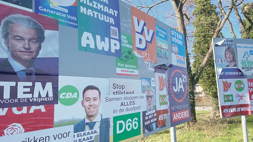 Insgesamt treten 19 Parteien in der Provinz Groningen zur Wahl an, das Foto zeigt Plakatwände in Winschoten.  © Kuper
