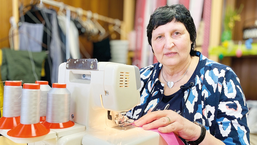 So manche Spule Faden ist in 40 Jahren durchgegangen: Helma Sasse an ihrer Nähmaschine.  © Foto: Hanken