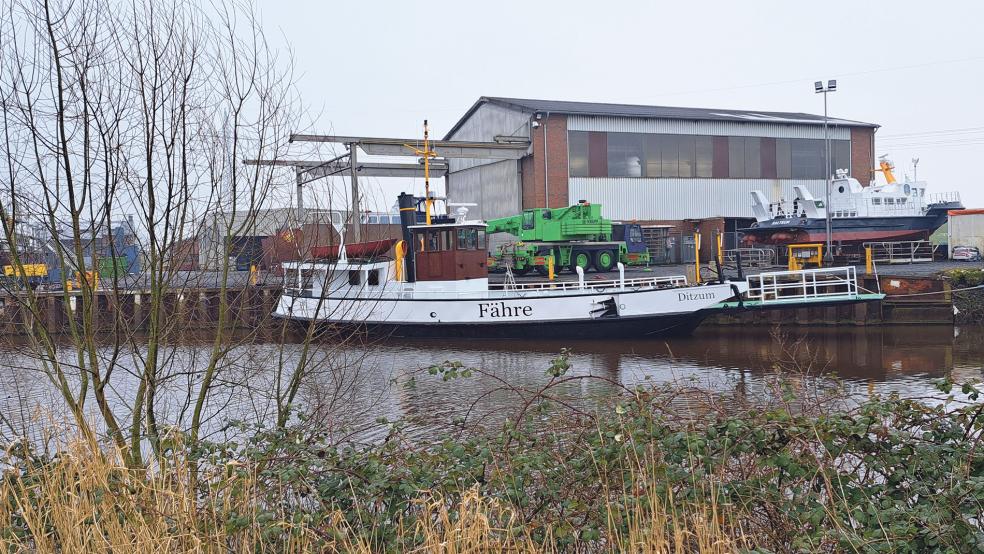 Auf der Schiffswerft Diedrich in Oldersum bekam die Emsfähre »Ditzum« sowohl unterhalb als auch oberhalb der Wasserlinie einen neuen Anstrich.  © Foto: Szyska