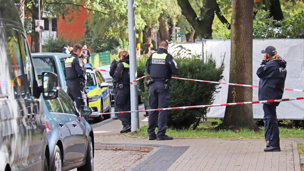 Polizeikräfte am Tatort: Eine 20-jährige Frau wurde im September vergangenen Jahres tot in ihrer Wohnung an der Popenser Straße in Aurich gefunden. Schnell geriet ihr Lebensgefährte unter Verdacht.  © Archivfoto: Hermanns
