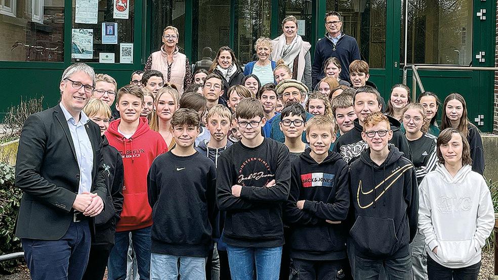 Erinnerungsfoto: Die Schülerinnen und Schüler aus Weeners französischer Partnerstadt Les Pieux wurden im Rathaus von Bürgermeister Heiko Abbas offiziell empfangen.  © Foto: Stadt Weener