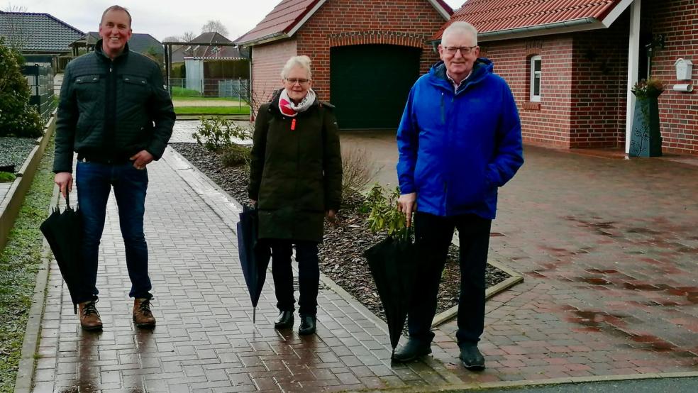 Reinhard Schüür, die Fraktionsvorsitzende Hildegard Hinderks und Broer Wübbena-Mecima (von links) machten sich ein Bild von der Verkehrssituation beim Spielplatz am Nedderweg in Weener. © CDU